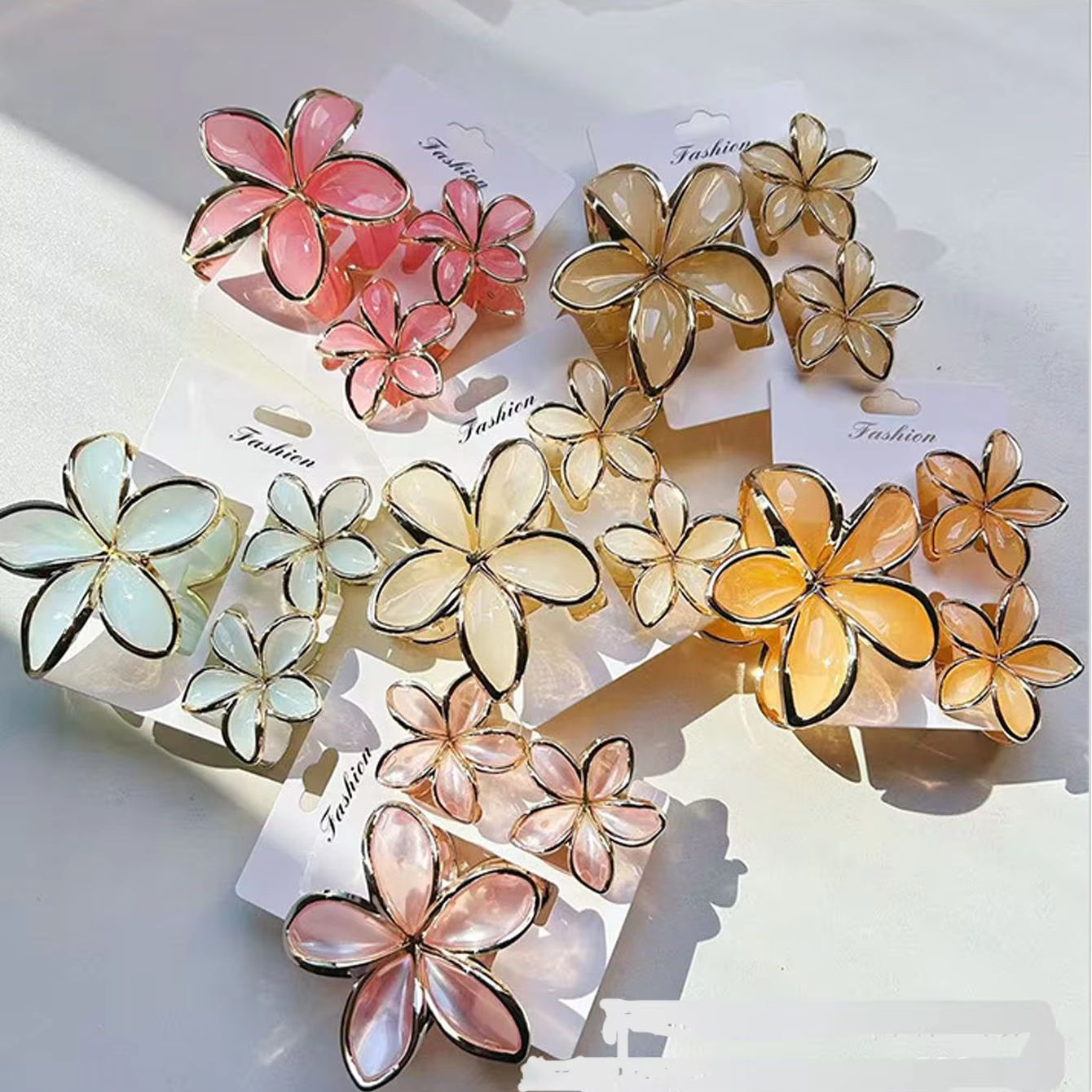 Bistro Table Set - Çiçekli altın kenarlı yumurta çiçekli üç